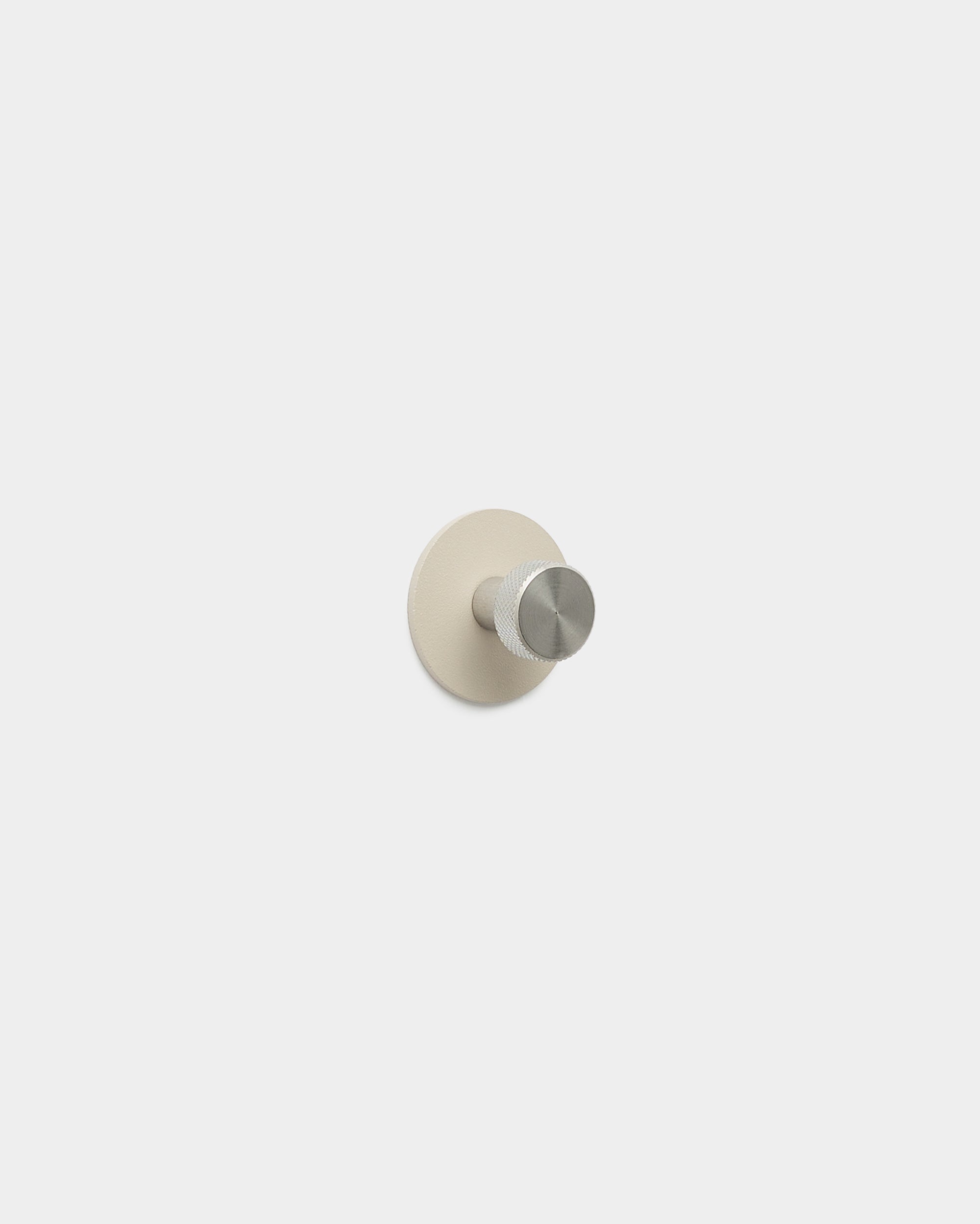 WoodUpp Norr Coat Hook in beige und Edelstahl steel mit minimalistischem Hakenstift und runder Basis, gefertigt aus pulverbeschichtetem steel, Teil des WoodUpp Zubehörs.